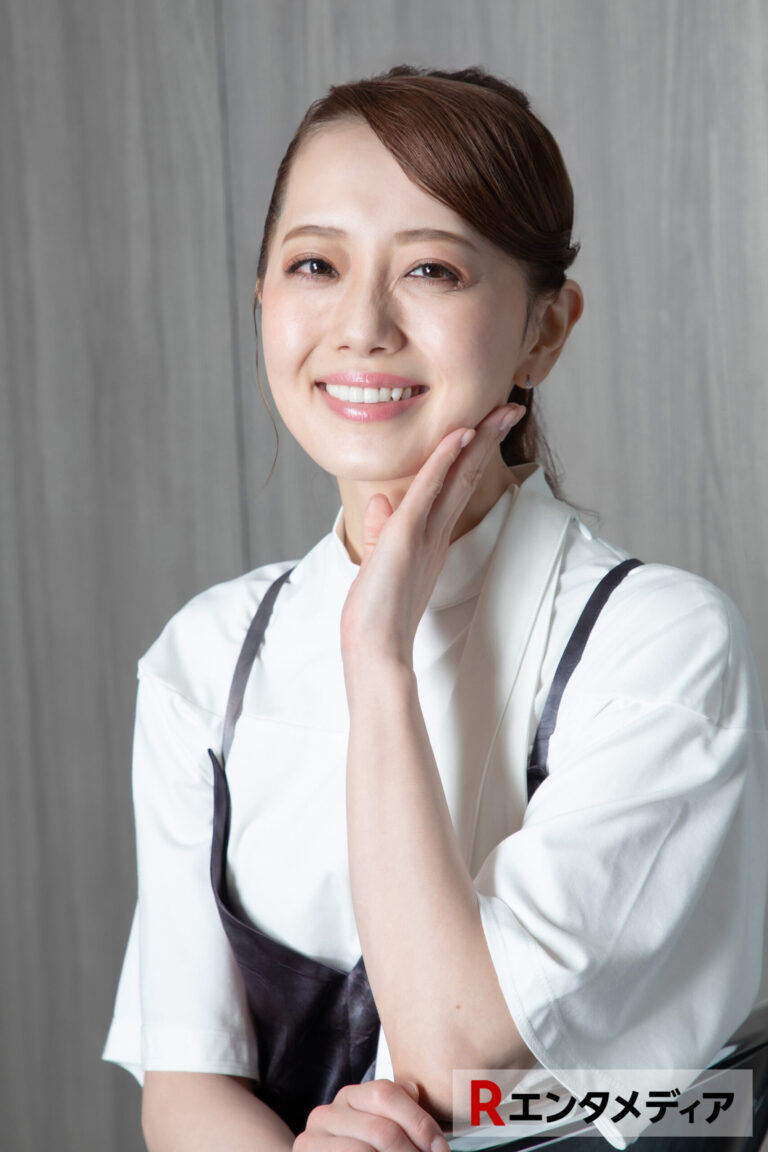 朝月希和が喜劇に挑戦！『歌喜劇／〜蘇る市場三郎 冥土の恋〜』でみせる“新たな顔”：インタビュー前編記事内の7枚中9番目の写真