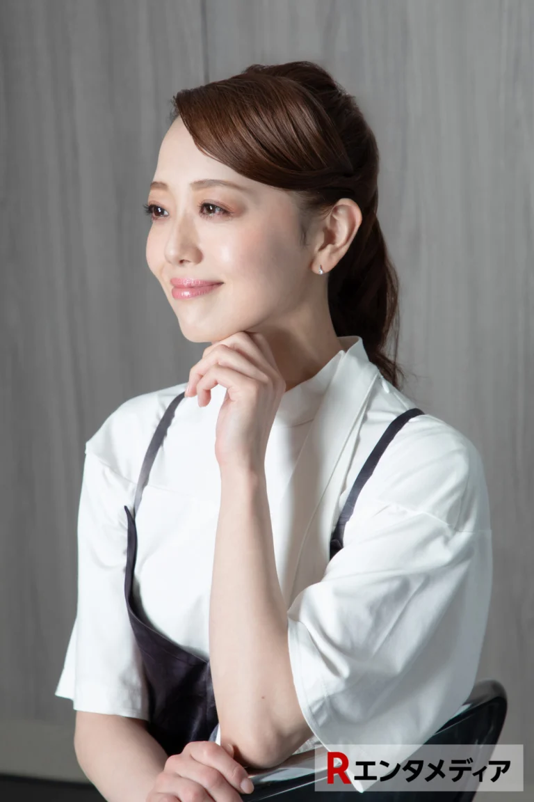 朝月希和が喜劇に挑戦！『歌喜劇／〜蘇る市場三郎 冥土の恋〜』でみせる“新たな顔”：インタビュー前編記事内の8枚中9番目の写真